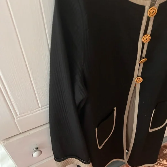 Elegant Black and Cream Women's Reversible Jacket, Quilted Button Closure EUC - Picture 8 of 8